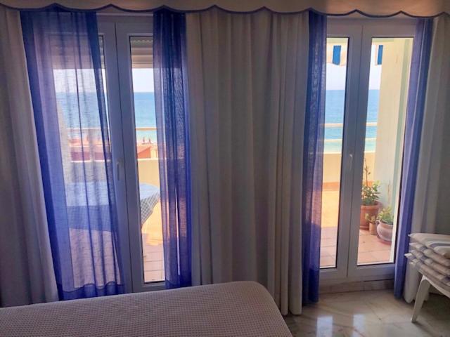 Gatu Premium Villa Isabel Terraza,Parking,1ºlinea Playa,Wifi,Vista Al Mar , Preferente Mayores De 25 Anos Y Familias Cadiz Exterior photo